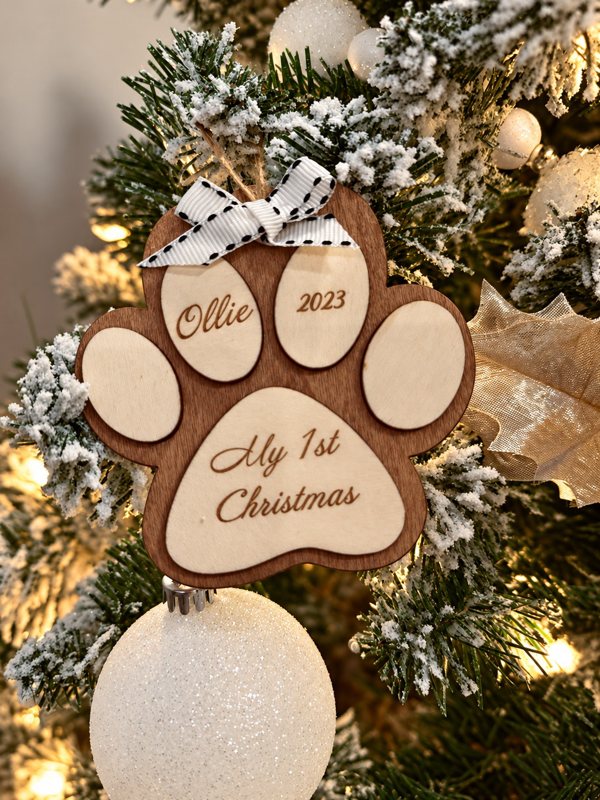 Paw-shaped ornament engraved Ollie 2023 My 1st Christmas